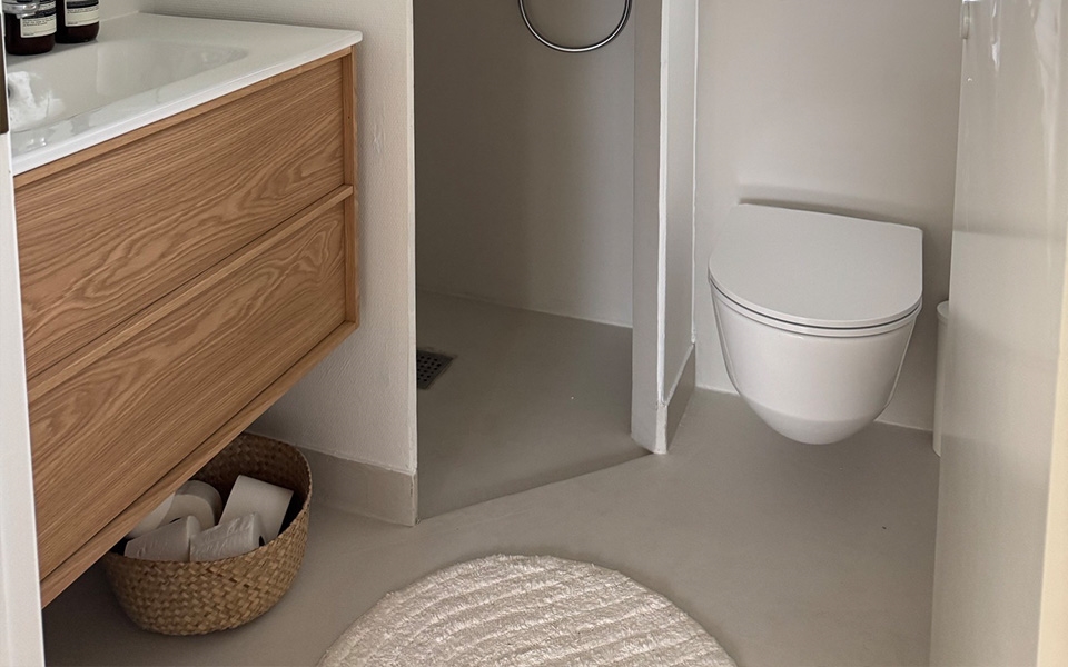 badevaerelse med microcement ovenpaa fliser